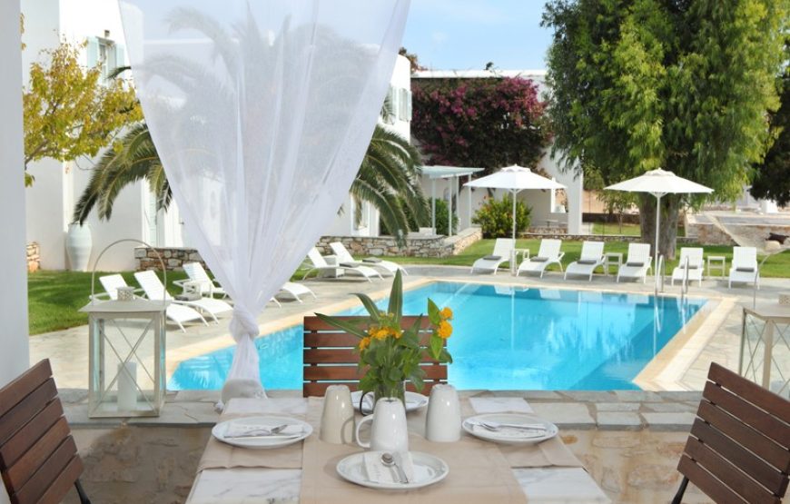 Family suite with breakfast view on garden