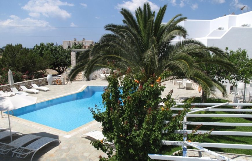 Family suite with breakfast view on garden