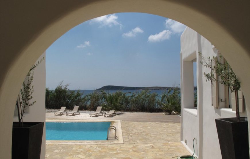 Family suite with breakfast view on garden