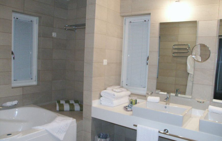 Executive Suite 2-5 people, private pool, with breakfast